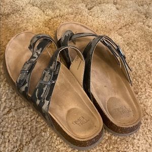💫 Time and Tru Women's Camouflage Sandals